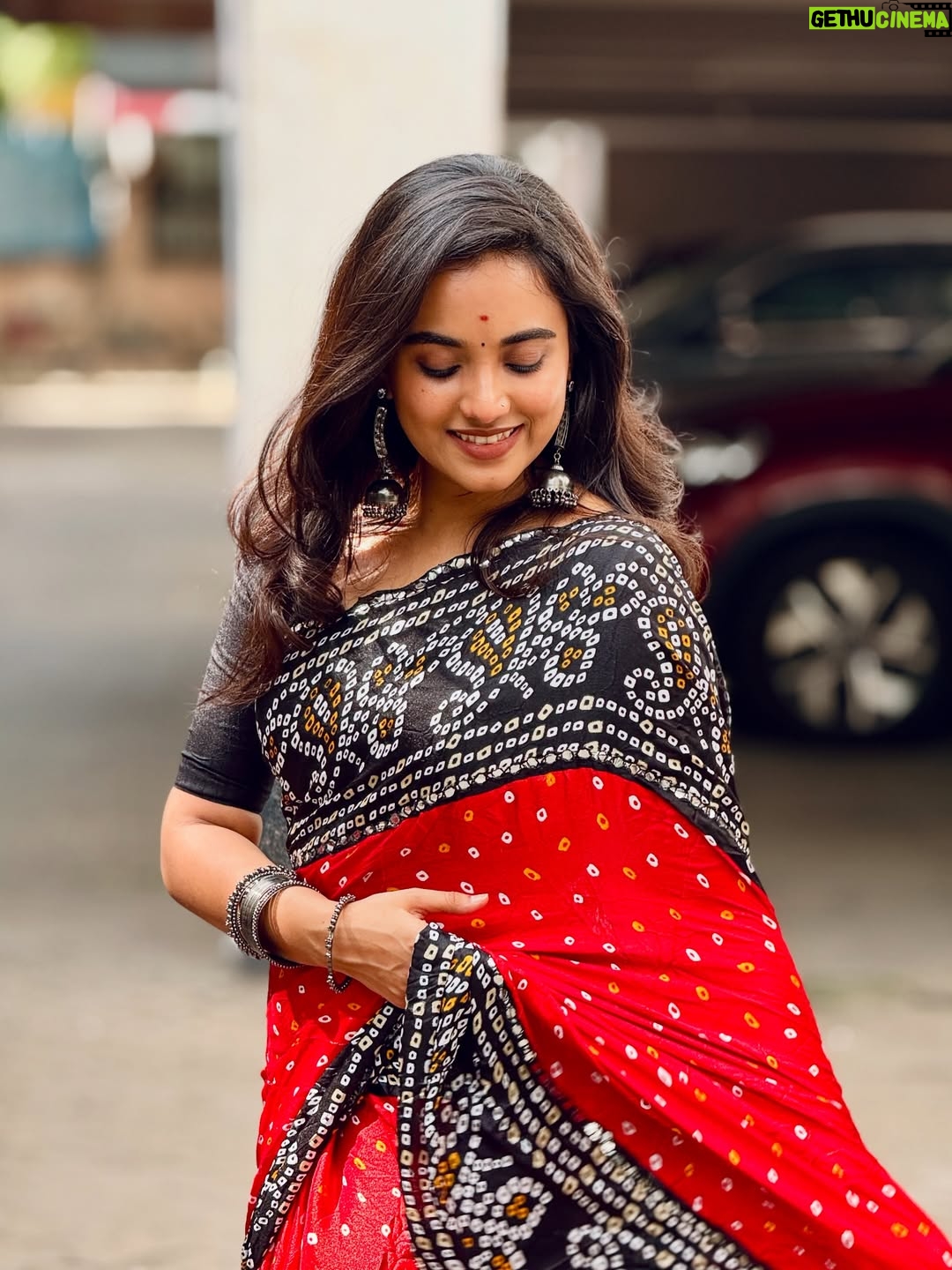 Maanasi G Kannan - 116.9K Likes - One outfit which can never go wrong! ❤️

#maanasi #saree #love #red