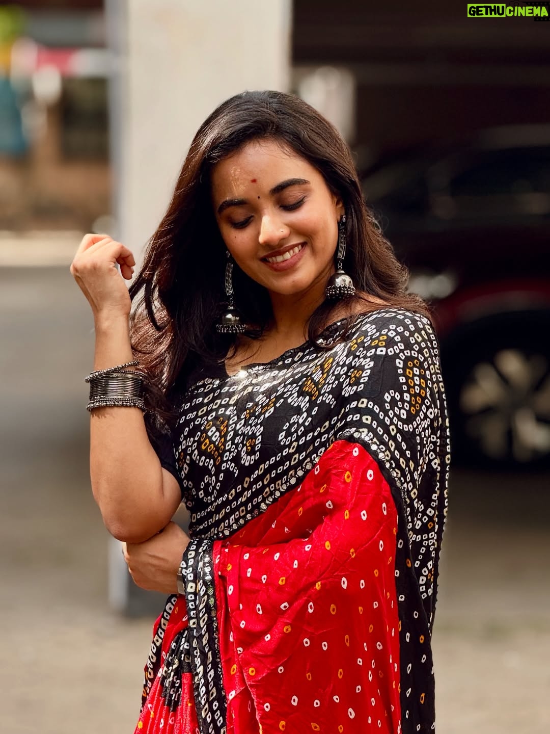 Maanasi G Kannan - 116.9K Likes - One outfit which can never go wrong! ❤️

#maanasi #saree #love #red