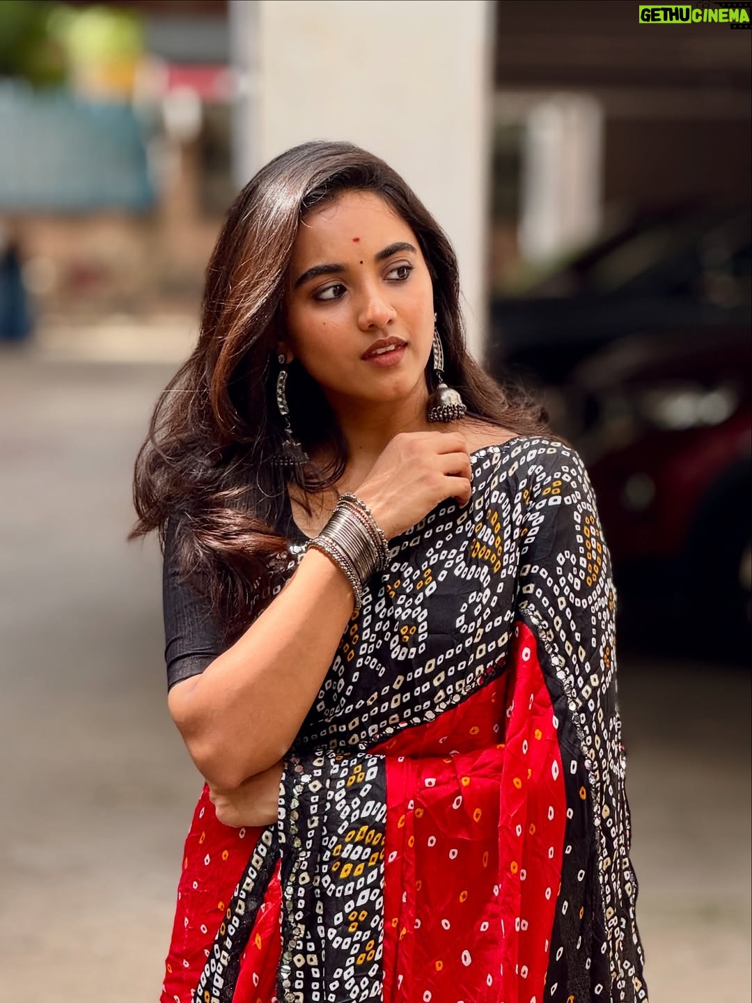 Maanasi G Kannan - 116.9K Likes - One outfit which can never go wrong! ❤️

#maanasi #saree #love #red