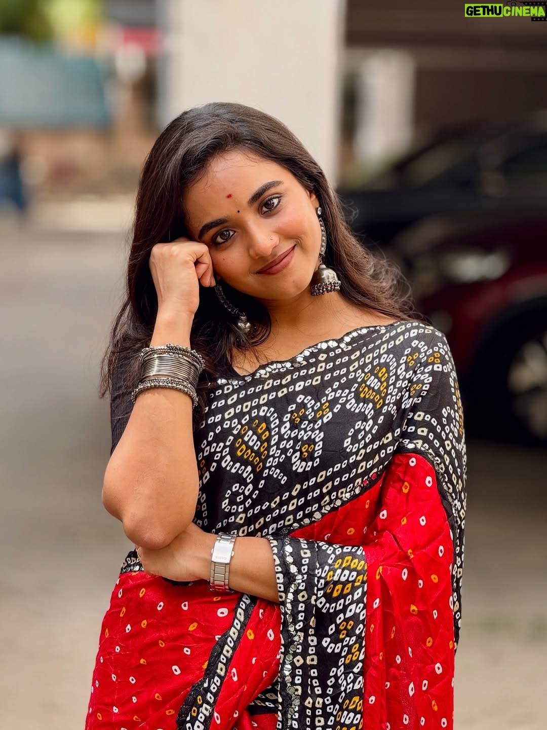 Maanasi G Kannan - 116.9K Likes - One outfit which can never go wrong! ❤️

#maanasi #saree #love #red