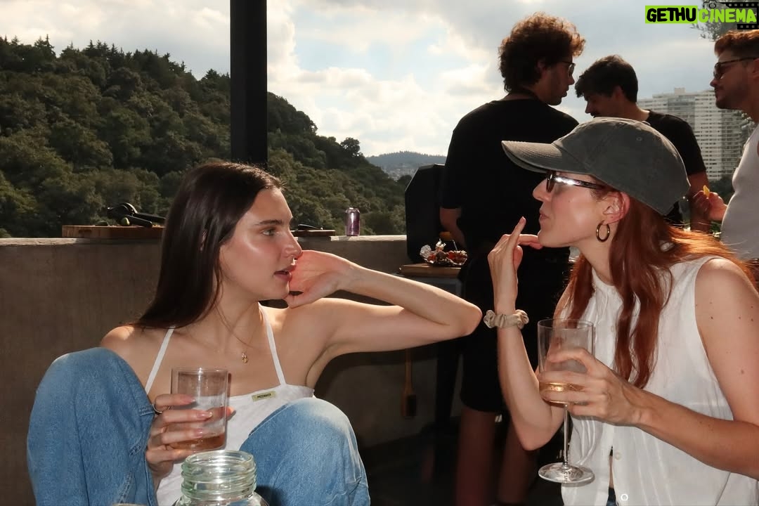 Macarena Achaga - 280.3K Likes - de regreso a casa <3 primer asado estrenando el asador & al parrillero @juanpazurita te extrañé pero que bonito irnos a perseguir nuestros sueños y saber que siempre podemos volver a nosotros y a los nuestros 
quiero dejar constancia escrita de que las personas que salen en estas fotos nos hacen sentir que todo vale la pena, los amamos