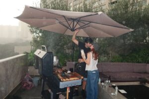 Macarena Achaga Instagram - de regreso a casa <3 primer asado estrenando el asador & al parrillero @juanpazurita te extrañé pero que bonito irnos a perseguir nuestros sueños y saber que siempre podemos volver a nosotros y a los nuestros
quiero dejar constancia escrita de que las personas que salen en estas fotos nos hacen sentir que todo vale la pena, los amamos