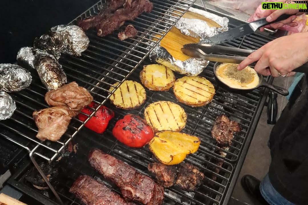 Macarena Achaga - 280.3K Likes - de regreso a casa <3 primer asado estrenando el asador & al parrillero @juanpazurita te extrañé pero que bonito irnos a perseguir nuestros sueños y saber que siempre podemos volver a nosotros y a los nuestros 
quiero dejar constancia escrita de que las personas que salen en estas fotos nos hacen sentir que todo vale la pena, los amamos