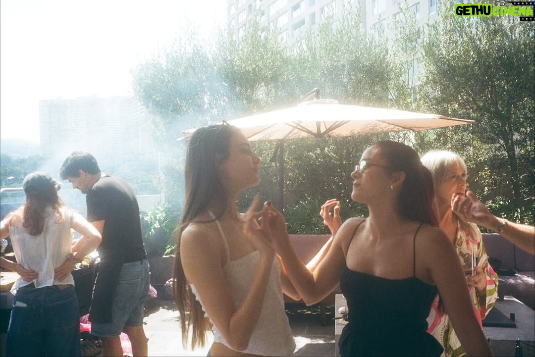 Macarena Achaga - 280.3K Likes - de regreso a casa <3 primer asado estrenando el asador & al parrillero @juanpazurita te extrañé pero que bonito irnos a perseguir nuestros sueños y saber que siempre podemos volver a nosotros y a los nuestros 
quiero dejar constancia escrita de que las personas que salen en estas fotos nos hacen sentir que todo vale la pena, los amamos