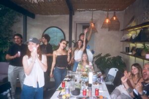 Macarena Achaga Instagram - de regreso a casa <3 primer asado estrenando el asador & al parrillero @juanpazurita te extrañé pero que bonito irnos a perseguir nuestros sueños y saber que siempre podemos volver a nosotros y a los nuestros
quiero dejar constancia escrita de que las personas que salen en estas fotos nos hacen sentir que todo vale la pena, los amamos