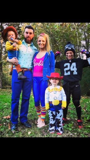 Maci Bookout Instagram - #halloween 🎃🖤👻
#happyhalloween #mrmaverick #missjaydecarter #bennybaby