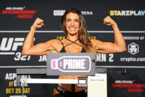 Mackenzie Dern Instagram - Se Deus é por nós, quem será contra nós? Romanos 8:31
Primeiramente quero agradecer Deus, por toda força que Ele tem me dado diante os desafios, por cuidar tão bem de mim, sempre abençoando minha vida! Toda glória a Ti Senhor!
Feliz! Melhor corte de peso já feito, estamos bem! Quero agradecer ao meu time! À todos vocês que fizeram parte desse camp, de perto ou de longe, esse processo não seria possível sem vocês. Obrigada por acreditarem em mim, obrigada por entregarem o melhor em me ajudar correr atrás desse meu sonho chegando o mais preparada possível. Agora só falta eu ir lá em cima fazer aquilo que eu amo! 🥰🫶🏼💪🏼👊🏼🌟
Quero agradecer minha família e meus amigos! Que sempre me apoiam, mesmo que de longe! Que não me amam por eu ser uma lutadora, mas por eu ser a Mackenzie que eu realmente sou, que me amam independente do resultado amanhã, e que sempre me incentivam a ser melhor como profissional, como Mãe, na vida. Tenho tanto orgulho da minha família, e como eu tenho uma família gigante! Tenho tanto orgulho dos meus amigos, cada uma de vocês, vocês sabem quem são, que podemos falar uma vez no mês, mas a energia e conexão vai estar sempre ali! Um ombro para chorar, um desabafo sobre a vida, risadas e aventuras! Obrigada, vocês fazem parte da minha história! E espero poder comemorar com cada um de vocês! 🙏🏼🥰🫶🏼🌟
Obrigada também aos fãs pelo apoio nessa jornada! Essa luta não é só por mim mas por vocês também! Que vocês aproveitem a parte de entretenimento, mas que vocês possam também levar com vocês uma motivação de batalhar na vida, correndo atrás dos seus sonhos, lembrando que o processo tem altos e baixos. Tenham fé em vocês, e em tudo o que vocês sao capazes! Vocês são todos mais fortes do que imaginam! 🌟
@megatondias @parilloboxing @rogeriocamoes @pauloghitmanherrera @tikighosn @ckparillo @angelicagalvao @galvaobjj @leowsouza1 @brunaellenmma @lucianadias.luka
@fatducgp @officialsaschak @salgeziry @alanfinfoujj @alexandra_falcao
