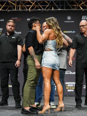 Mackenzie Dern Instagram - First face off complete! Day in and day out, working towards this day! Let’s go! 
•
•
Primeira encarada feito! Dia pós dia me dedicando para alcançar esse objetivo, de ser a melhor do mundo! Vamos!