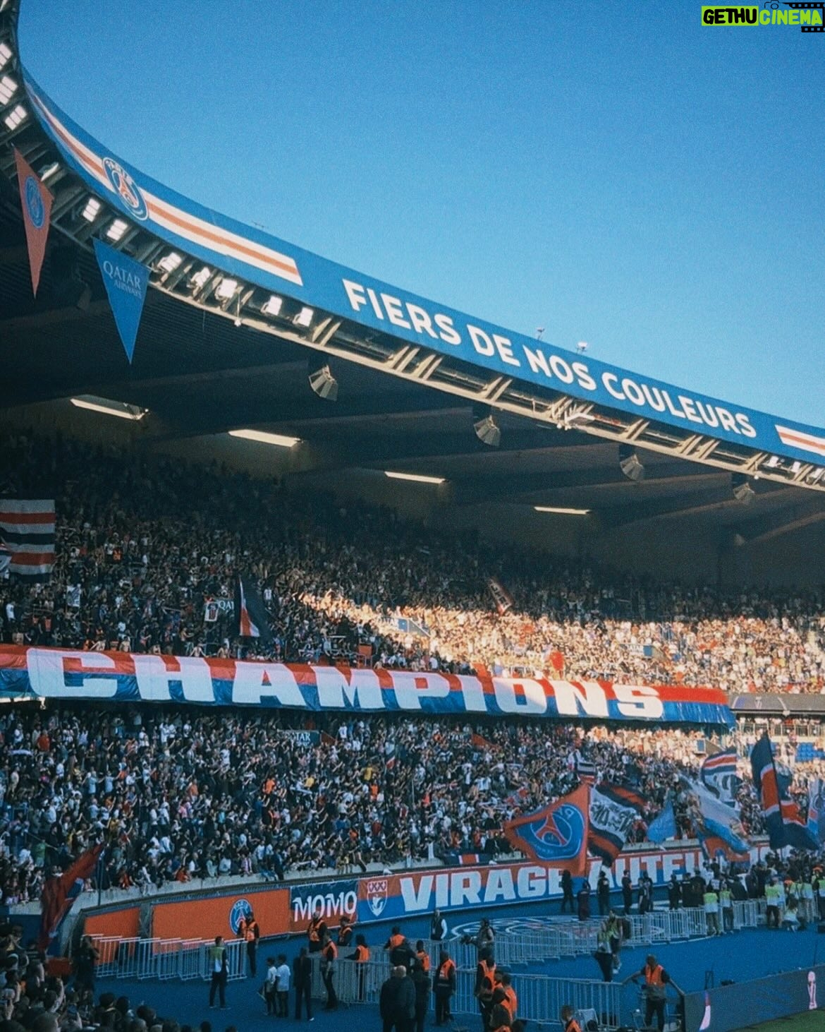 Madalena Aragão - 697.5K Likes - fière de mon 87 ❤️💙