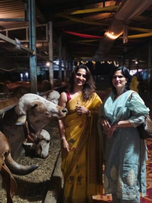 Madhurani Gokhale Instagram - माझी बहीण अमृता सहस्रबुद्धे आणि तिचे पती रविशंकर सहस्रबुद्धे यांची रावेत येथे १०० देशी गायींची गोशाळा आहे. काल वसुबारसेनिमित्त तिथे मोठे यज्ञ झाला. कालची वसुबारस छान साजरी झाली.
@gokhalesahasrabudhe
@ravishankar79