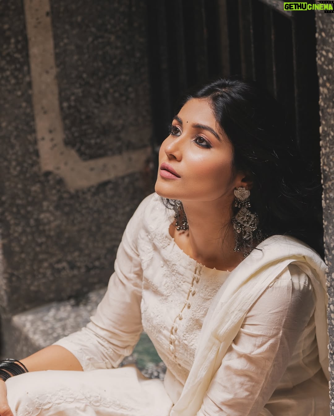 Madhurima Basak - 20.4K Likes - 🌹

#portrait #white #salwar 
#ethnic #afternoon #mood