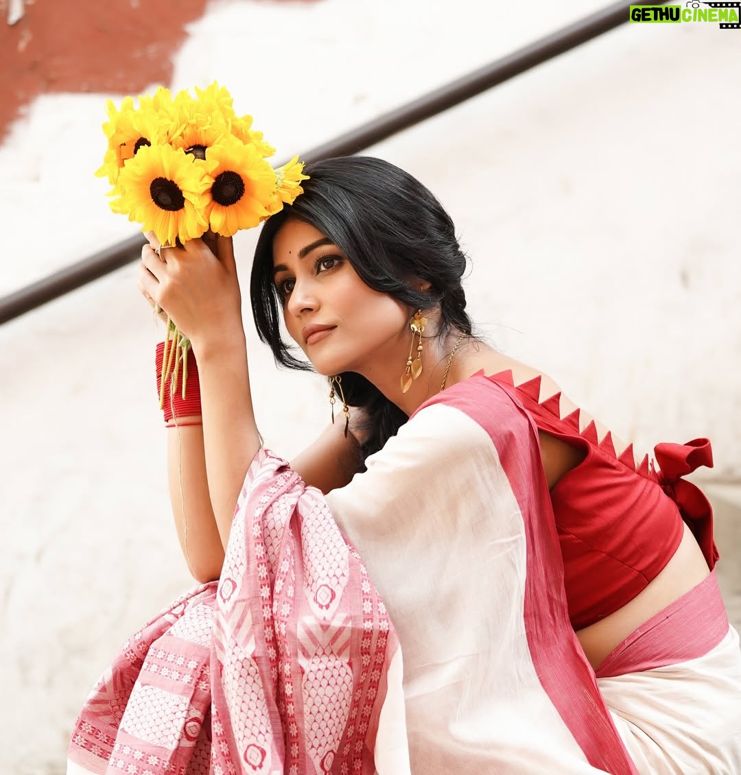 Madhurima Basak - 36K Likes - 🌻

 @raj_bnerjee 
@kajuguhaofficial 
@zubair_hasan0103 
 @savyds 

#bengali #saree 
#poilabaisakh