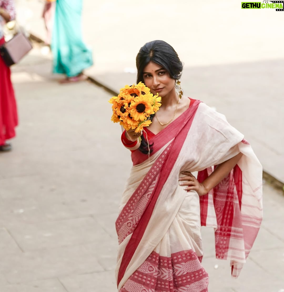 Madhurima Basak - 36K Likes - 🌻

 @raj_bnerjee 
@kajuguhaofficial 
@zubair_hasan0103 
 @savyds 

#bengali #saree 
#poilabaisakh