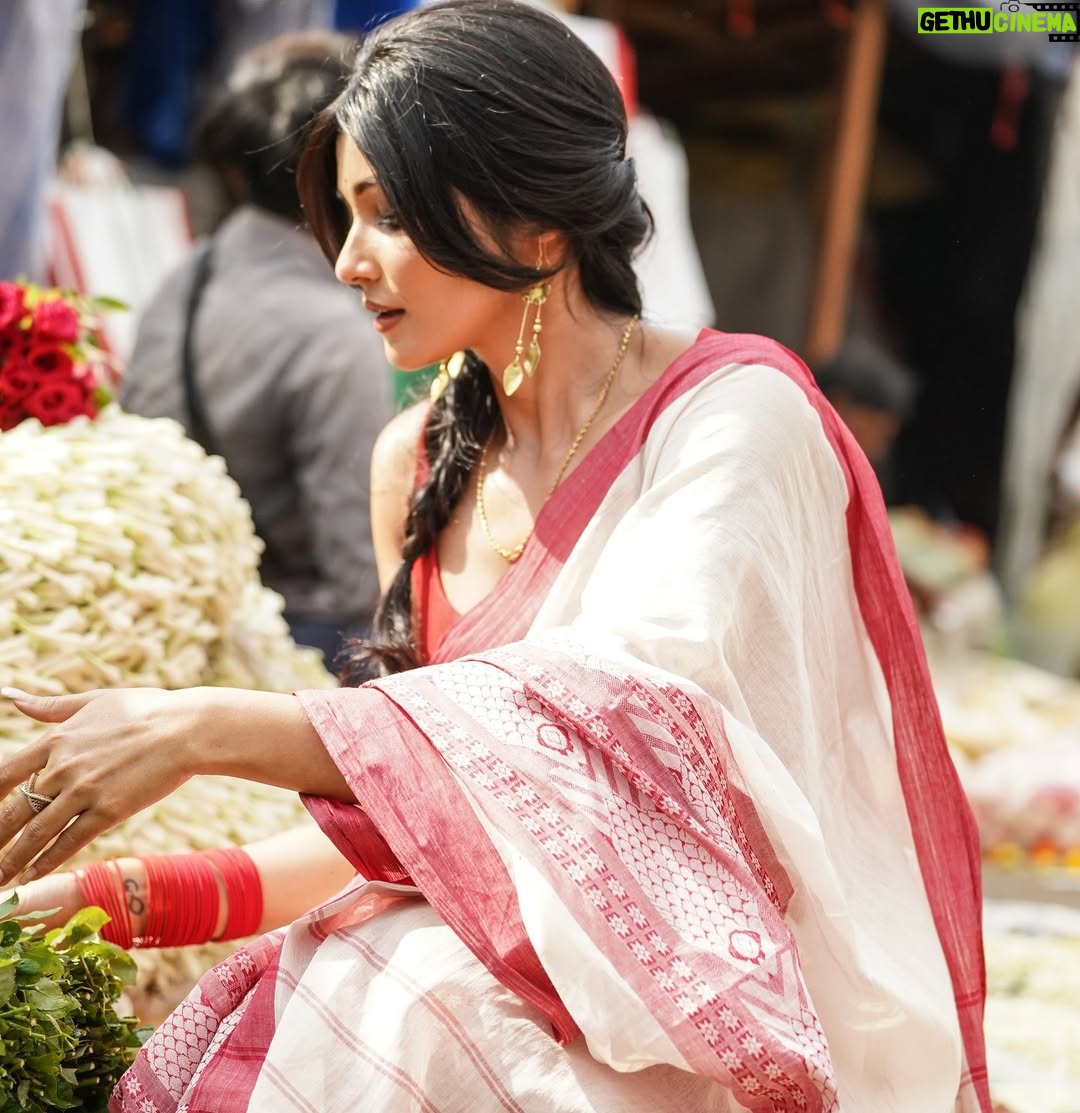 Madhurima Basak - 36K Likes - 🌻

 @raj_bnerjee 
@kajuguhaofficial 
@zubair_hasan0103 
 @savyds 

#bengali #saree 
#poilabaisakh