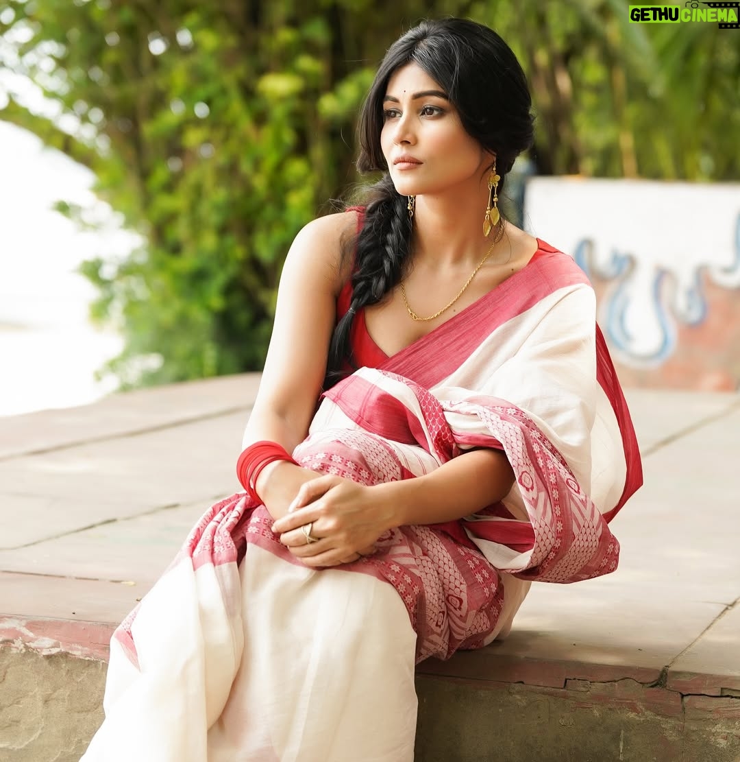 Madhurima Basak - 36K Likes - 🌻

 @raj_bnerjee 
@kajuguhaofficial 
@zubair_hasan0103 
 @savyds 

#bengali #saree 
#poilabaisakh