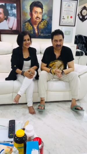 Madhushree Instagram - Fun moments with #kumarsanu  ji . Happy Birthday #kumarsanu  Sanu da wishing you a very happy birthday and the thanks a lot for the #beautiful  #song #barisheteri #music #robbybadal