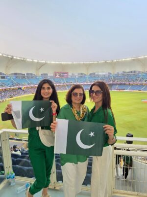 Madiha Iftikhar Instagram - Tum jeetu ya haro Suno
Hamein tumse pyar hai 💚💚🇵🇰🇵🇰

@zainab_shahidk @shizzlemeerza 

#madihaiftikhar #pakvsind #asiacup2025 #dubai #dubai🇦🇪 #uae #cricket #moments #friends #family #cheer #pakistan #india #pakistancricketteam #💚 #pakistan🇵🇰 #game #proudpakistani