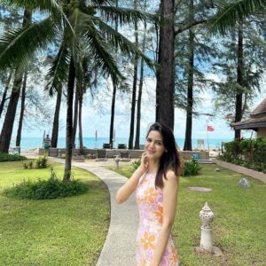 Madiha Imam Instagram - 1 serene & beyond 
2 aunt ho toh aise 
3 b/w two naughties 
4 freshly baked from my uncles bakehouse 
5 stock shot perhaps 🧐

Album name: “Here there and literally everywhere” 🤯