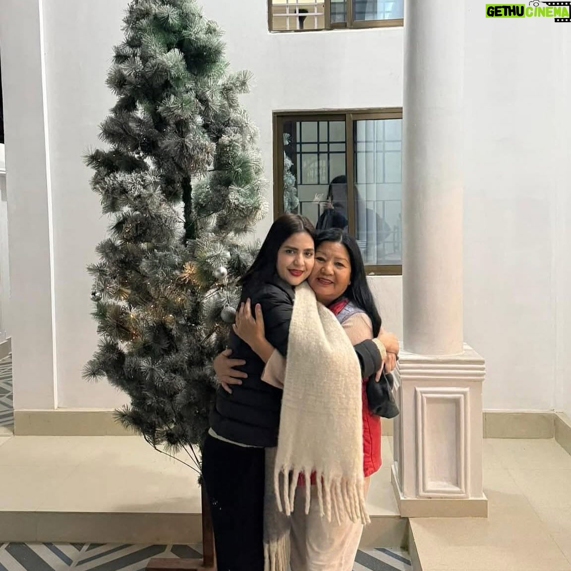 Madiha Imam - 20.2K Likes - 1 serene & beyond 
2 aunt ho toh aise 
3 b/w two naughties 
4 freshly baked from my uncles bakehouse 
5 stock shot perhaps 🧐

Album name: “Here there and literally everywhere” 🤯