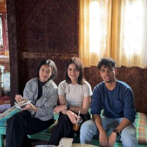 Madiha Imam Instagram - 1 serene & beyond 
2 aunt ho toh aise 
3 b/w two naughties 
4 freshly baked from my uncles bakehouse 
5 stock shot perhaps 🧐

Album name: “Here there and literally everywhere” 🤯
