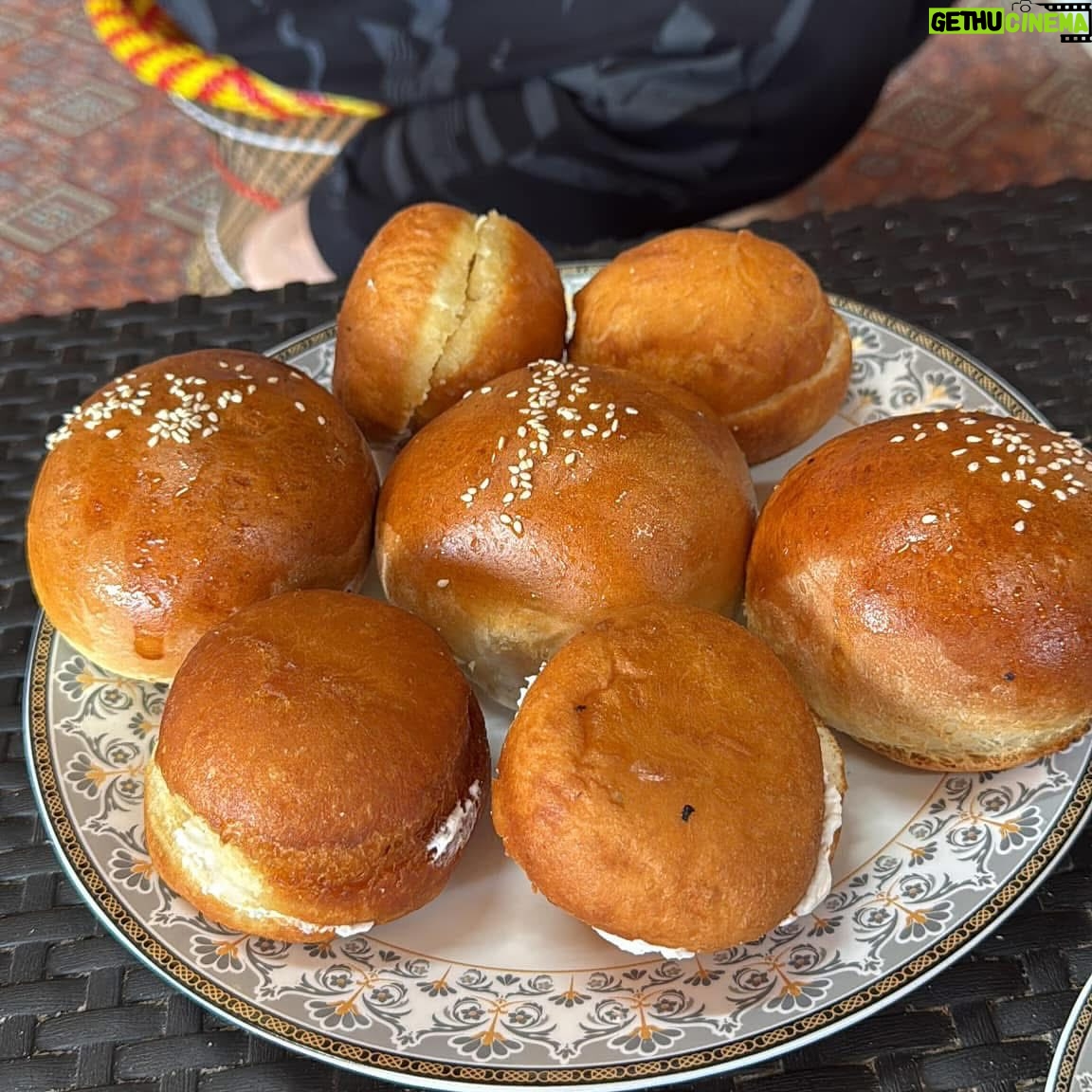 Madiha Imam - 20.2K Likes - 1 serene & beyond 
2 aunt ho toh aise 
3 b/w two naughties 
4 freshly baked from my uncles bakehouse 
5 stock shot perhaps 🧐

Album name: “Here there and literally everywhere” 🤯