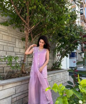 Madiha Imam Instagram - Eid’25 in @farahtalibaziz 🌸