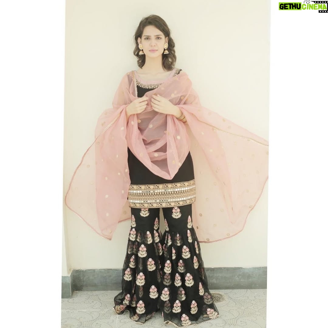 Madiha Imam - 25.5K Likes - 🖤
.
.
.
.
Thankyou ZC for this lovely outfit 🌟🌟
@zainabchottaniofficial