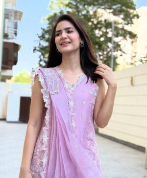 Madiha Imam Instagram - Eid’25 in @farahtalibaziz 🌸