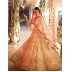Madiha Imam Instagram - Sparkle sparkle ✨✨
.
.
.
.
“It isn’t a dress it’s art” @nomiansari 👗💃🏻