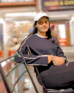 Mahak Yadav Instagram - सारी दुनिया से मुलाकाते एक तरफ,
तेरे साथ बैठना तुझे देखना एक तरफ…! ❤️🧿
