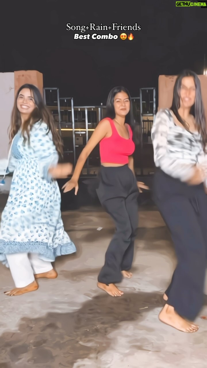 Mahi Khan - 2.1K Likes - Chak Dhum Dhum 🌧️

#allykhan #allykhan623 #allyfam#instagram #explorepage#bff #bestfriends #friends #friendship