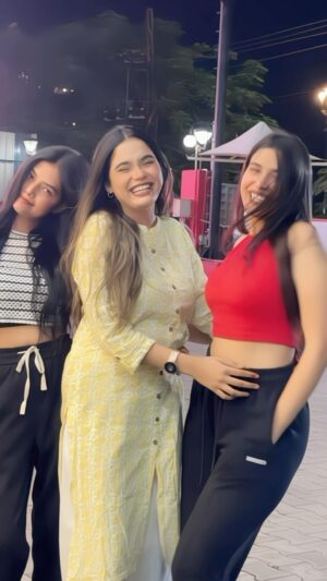 Mahi Khan Instagram - Hawa hawai 😍

#allykhan#allykhan623 #allyfam#instagram #explorepage #friendshipday #friendship #friends#bff #friendsforver