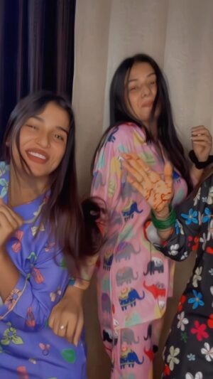 Mahi Khan Instagram - Nighty @clozena 😍Piya piya

#allykhan #allykhan623 #allyfam #instagram #explorepage #reelsinstagram #friendship #friendshipgoals #bff #bestfriends #nightsuit #nighty #clozena #