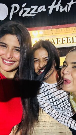 Mahi Khan Instagram - ek main hun ek tu hai 😂😍
#allykhan#allykhan623 #allyfam#instagram #explorepage #friendshipday #friendship #friends#bff #friendsforver