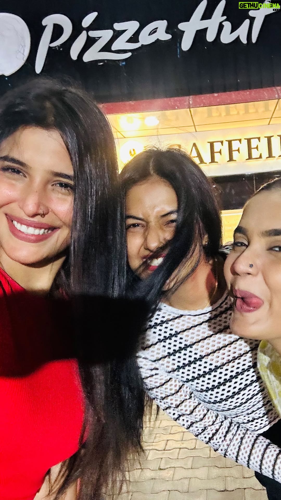 Mahi Khan - 34.4K Likes - ek main hun ek tu hai 😂😍
#allykhan#allykhan623 #allyfam#instagram #explorepage #friendshipday #friendship #friends#bff #friendsforver