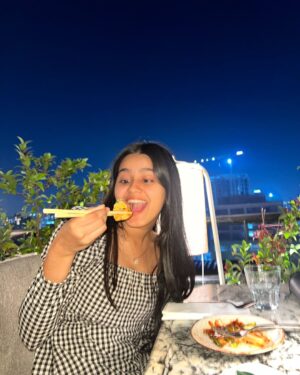 Mahi Singh Instagram - “This view beats any candlelit dinner. 💕”
.
.
#photooftheday #dinner #food #photography #photo #insta #newpost #mahisinghviofficial