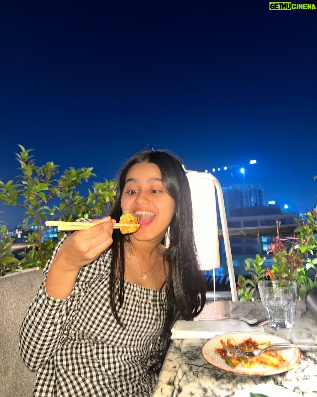 Mahi Singh - 8.1K Likes - “This view beats any candlelit dinner. 💕”
.
.

#photooftheday #dinner #food #photography #photo #insta #newpost #mahisinghviofficial
