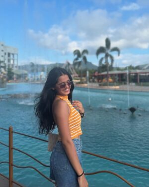 Mahi Singh Instagram - When there’s perfect sunlight to click the photoss!!☀️💛🌻
.
.
#photo #photooftheday #sunlight #goldenhour #instalove #smile #explore #newpost #portraitphotography #mahisinghviofficial