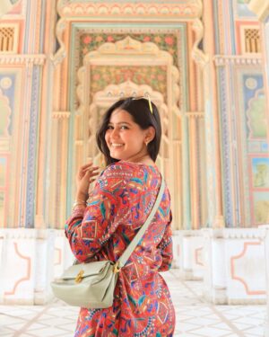 Mahi Singh Instagram - In the heart of Jaipur🪷🪞✨
.
.
#jaipurcity #jaipur #patrikagate #rajasthan #royalty #tradition #photo #photoshoot #explore #instagram #mahisinghviofficial