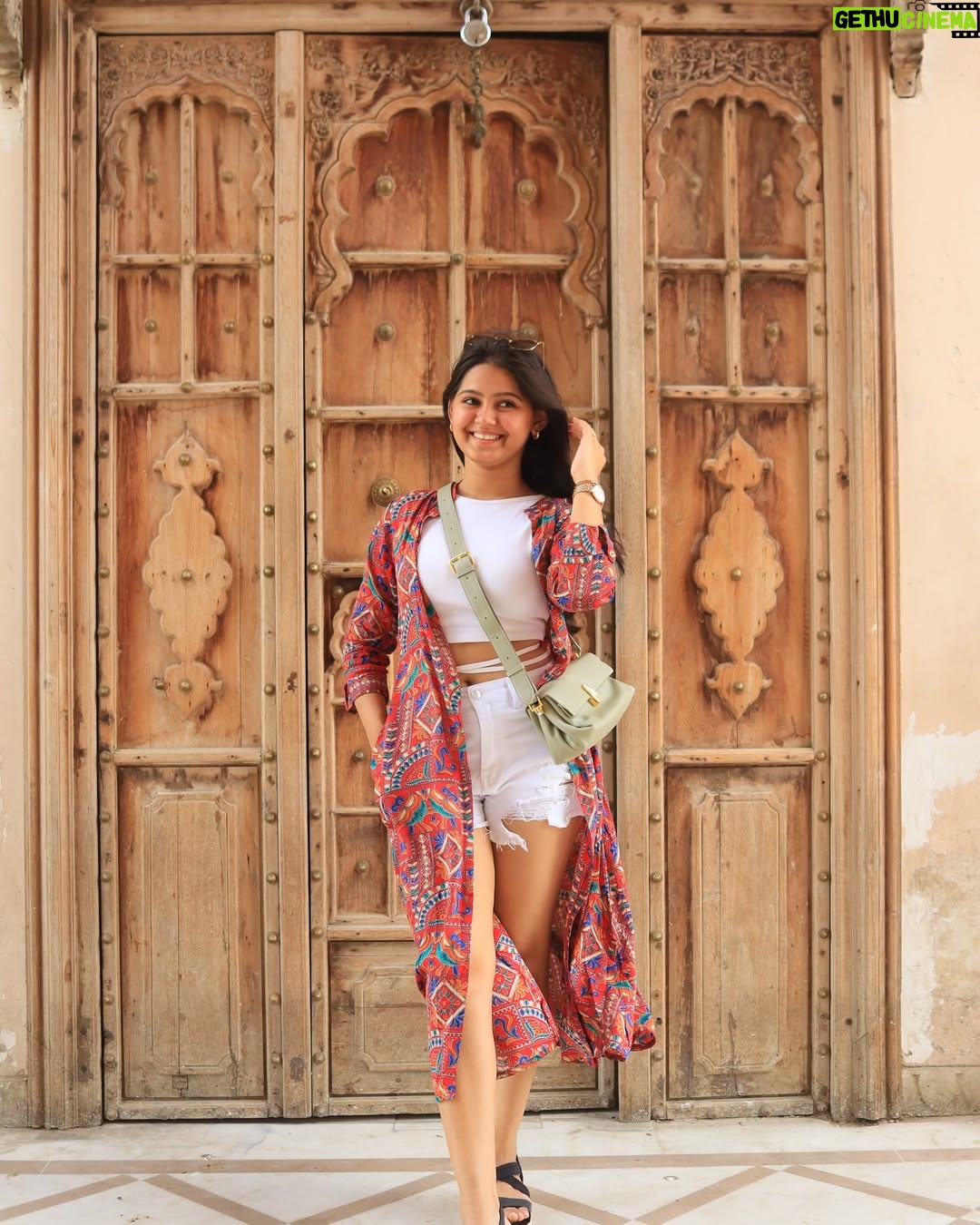 Mahi Singh - 14.6K Likes - In the heart of Jaipur🪷🪞✨
.
.

#jaipurcity #jaipur #patrikagate #rajasthan #royalty #tradition #photo #photoshoot #explore #instagram #mahisinghviofficial