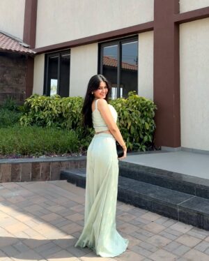 Mahi Singh Instagram - Ohh to be a desi girl🦢🤍✨
.
.
#traditional #photos #photoshoot #smile #instagram #explore #mahisinghviofficial
