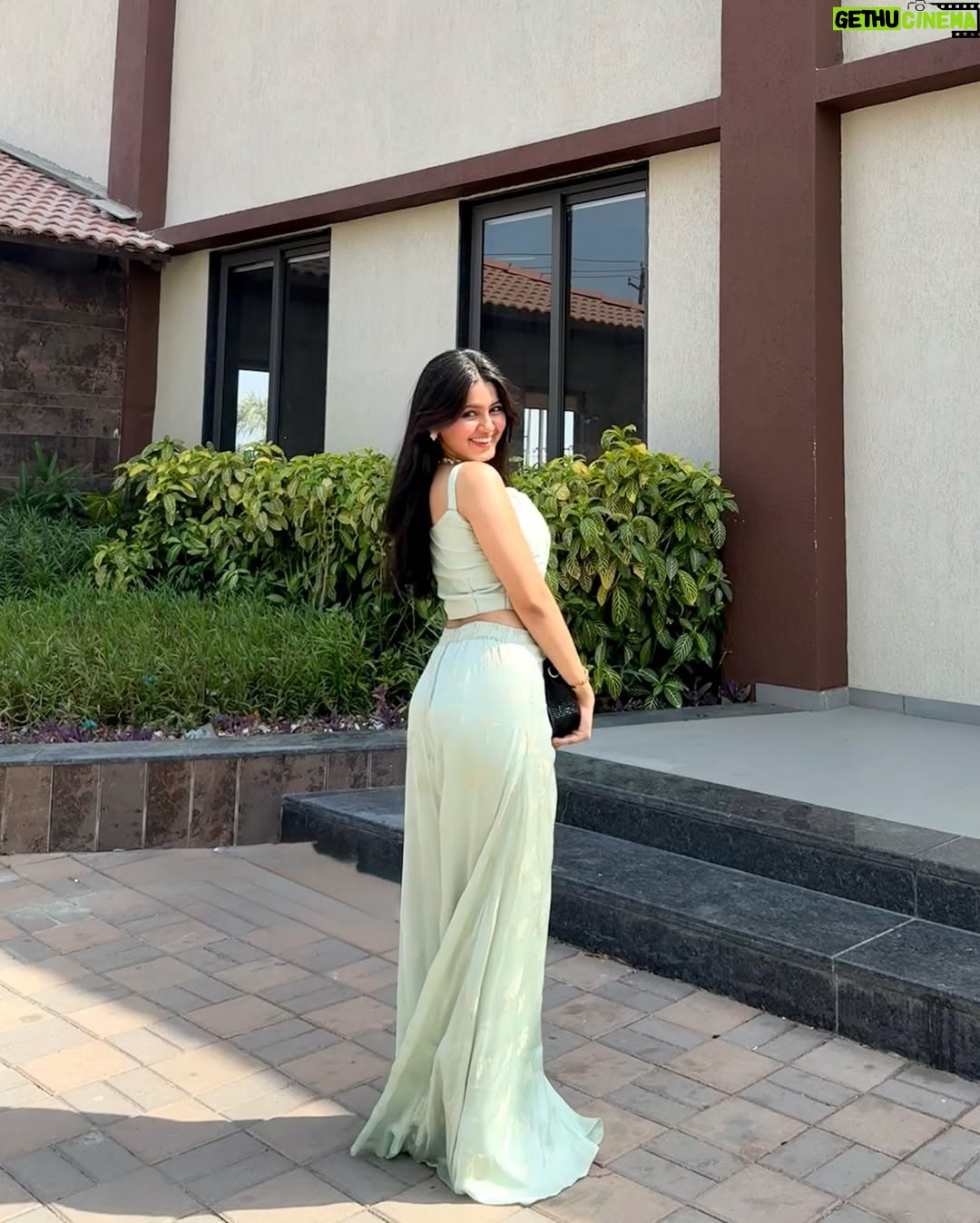Mahi Singh - 21.4K Likes - Ohh to be a desi girl🦢🤍✨
.
.

#traditional #photos #photoshoot #smile #instagram #explore #mahisinghviofficial