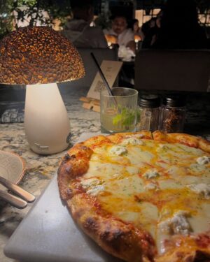 Mahi Singh Instagram - “This view beats any candlelit dinner. 💕”
.
.
#photooftheday #dinner #food #photography #photo #insta #newpost #mahisinghviofficial