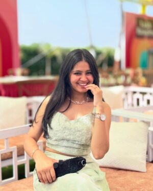 Mahi Singh Instagram - Ohh to be a desi girl🦢🤍✨
.
.
#traditional #photos #photoshoot #smile #instagram #explore #mahisinghviofficial
