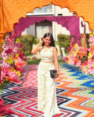 Mahi Singh Instagram - Ohh to be a desi girl🦢🤍✨
.
.
#traditional #photos #photoshoot #smile #instagram #explore #mahisinghviofficial