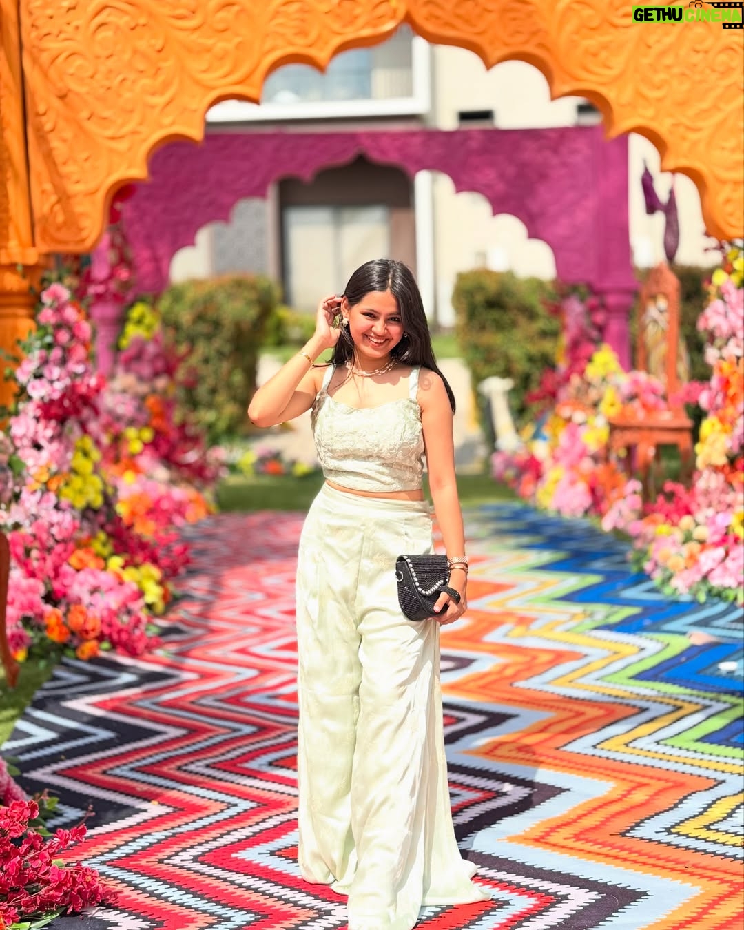 Mahi Singh - 21.4K Likes - Ohh to be a desi girl🦢🤍✨
.
.

#traditional #photos #photoshoot #smile #instagram #explore #mahisinghviofficial