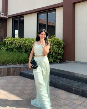 Mahi Singh Instagram - Ohh to be a desi girl🦢🤍✨
.
.
#traditional #photos #photoshoot #smile #instagram #explore #mahisinghviofficial