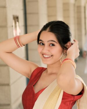 Mahi Singh Instagram - desi वातावरण🪞🦢✨
.
.
📸 @clickedbynilesh
#south #southindia #saree #southindianlook #traditional #fashion #photography #photoshoot #photo #explore #mahisinghviofficial