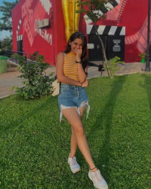 Mahi Singh Instagram - When there’s perfect sunlight to click the photoss!!☀️💛🌻
.
.
#photo #photooftheday #sunlight #goldenhour #instalove #smile #explore #newpost #portraitphotography #mahisinghviofficial