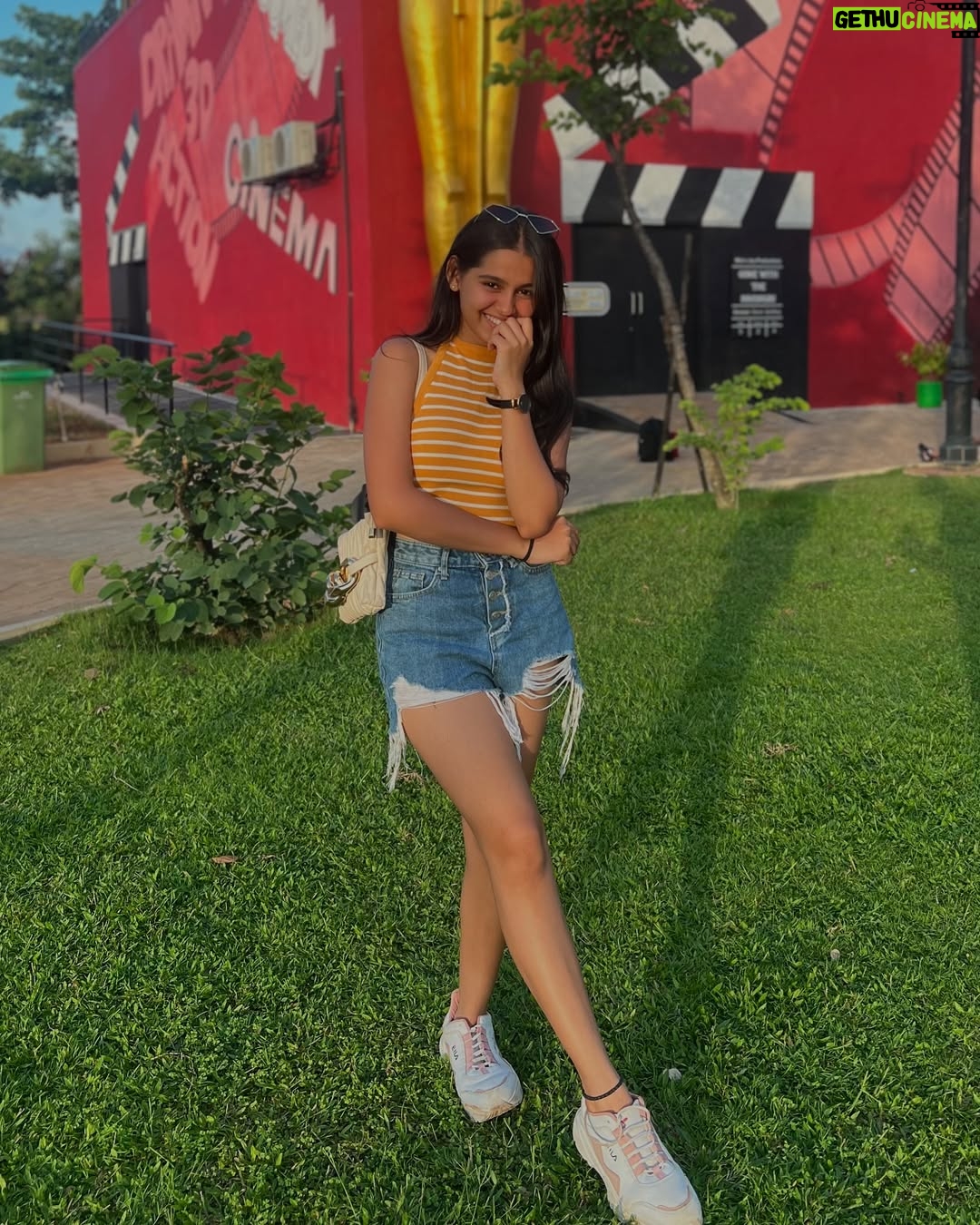 Mahi Singh - 8.2K Likes - When there’s perfect sunlight to click the photoss!!☀️💛🌻
.
.

#photo #photooftheday #sunlight #goldenhour #instalove #smile #explore #newpost #portraitphotography #mahisinghviofficial